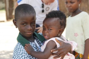 Vincent Mendy mit kleiner Schwester im Senegal