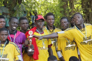 Der "Pro Kids Gambia Cup" in den Händen der ersten und zweiten Sieger.