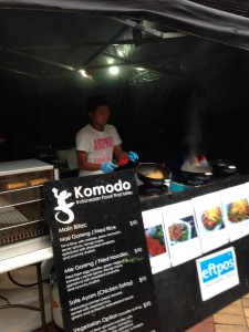 Koch aus Indonesien bei der Arbeit