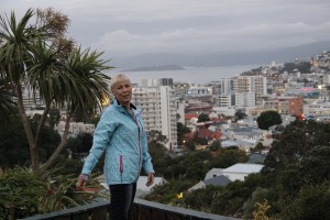 Claudia mit Ausblick auf die Bucht