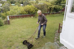 Claudia baut einen deutschen Rasen