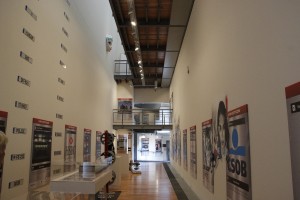 An der Wand eine Sammlung der Nummernschilder