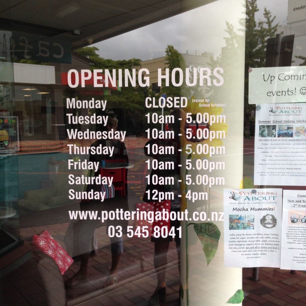 Öffnungszeiten in der Innenstadt von Nelson, keine Ausnahme, normaler Laden