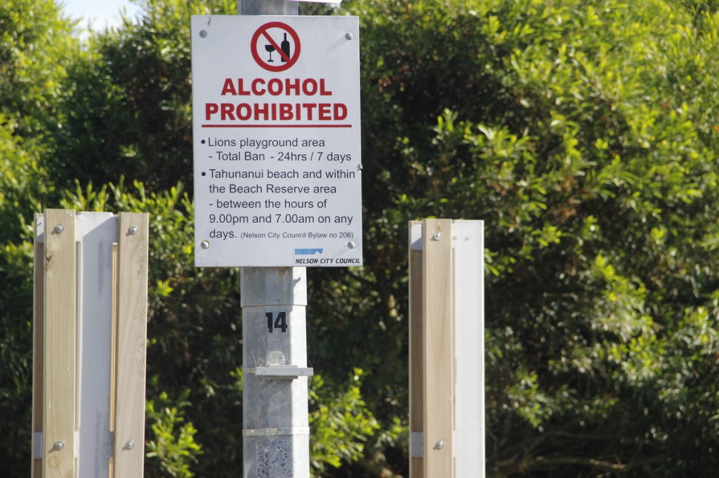 Das Zeug ist nicht nur teuer, sonder darf auch nur unter der heimischen Zudecke getrunken werden..