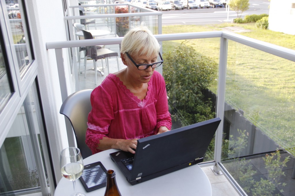 Frau Puppendoktor Pille mit der großen, klugen Brille entfernt die gröbsten Schreibfehler..