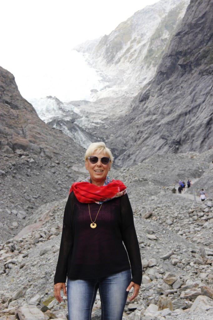 Claudia im hochalpinen Profi Outfit. Das Tuch war eine Maßnahme für bessere Sichtbarkeit bei mögliche Luftrettungen.