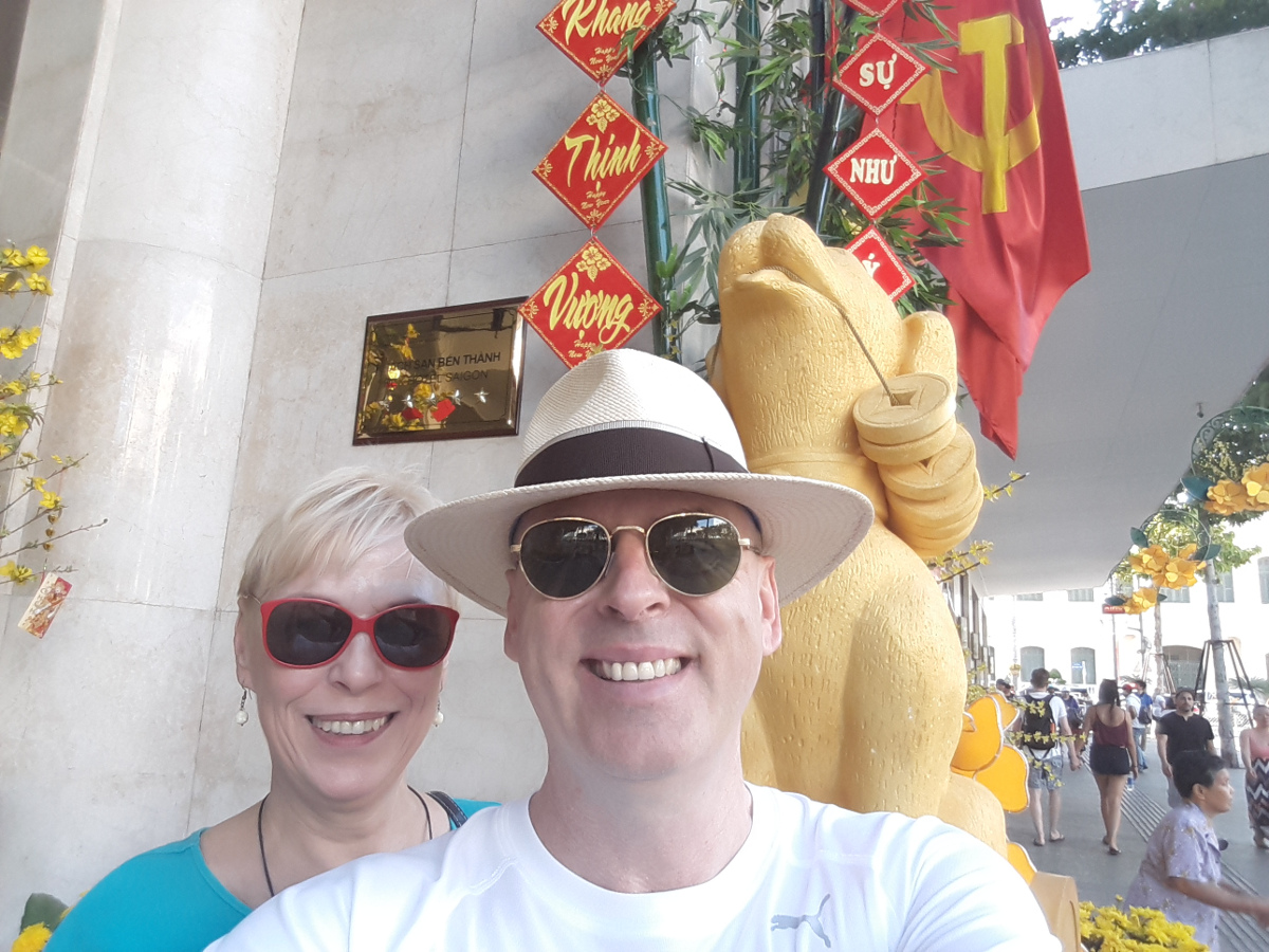 Das Jahr des Hundes mit Hammer und Sichel vor dem Kolonialhotel "Rex"