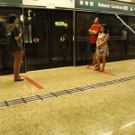 Hier ist exakt das Ein- und Aussteigen geregelt. Der Zug ist vom Bahnsteig durch eine Glaswand getrennt.